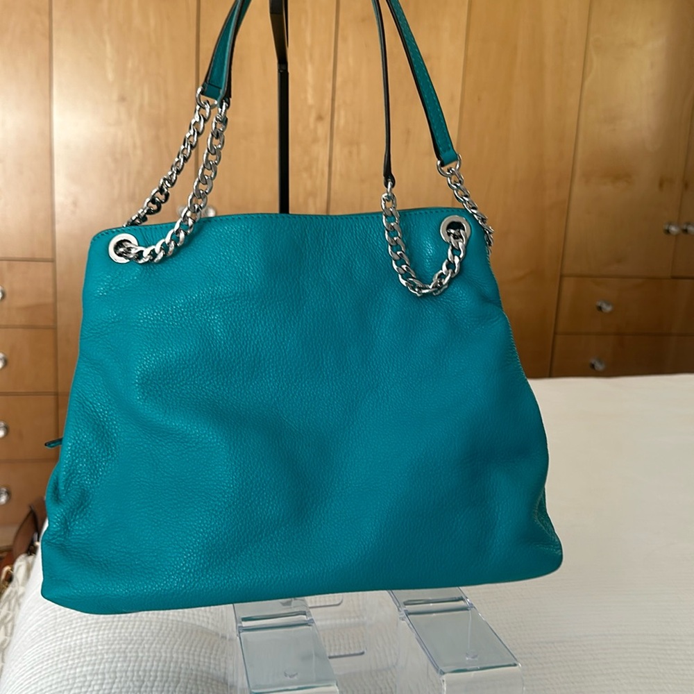Beautiful bag, good condition. Clean no marks.